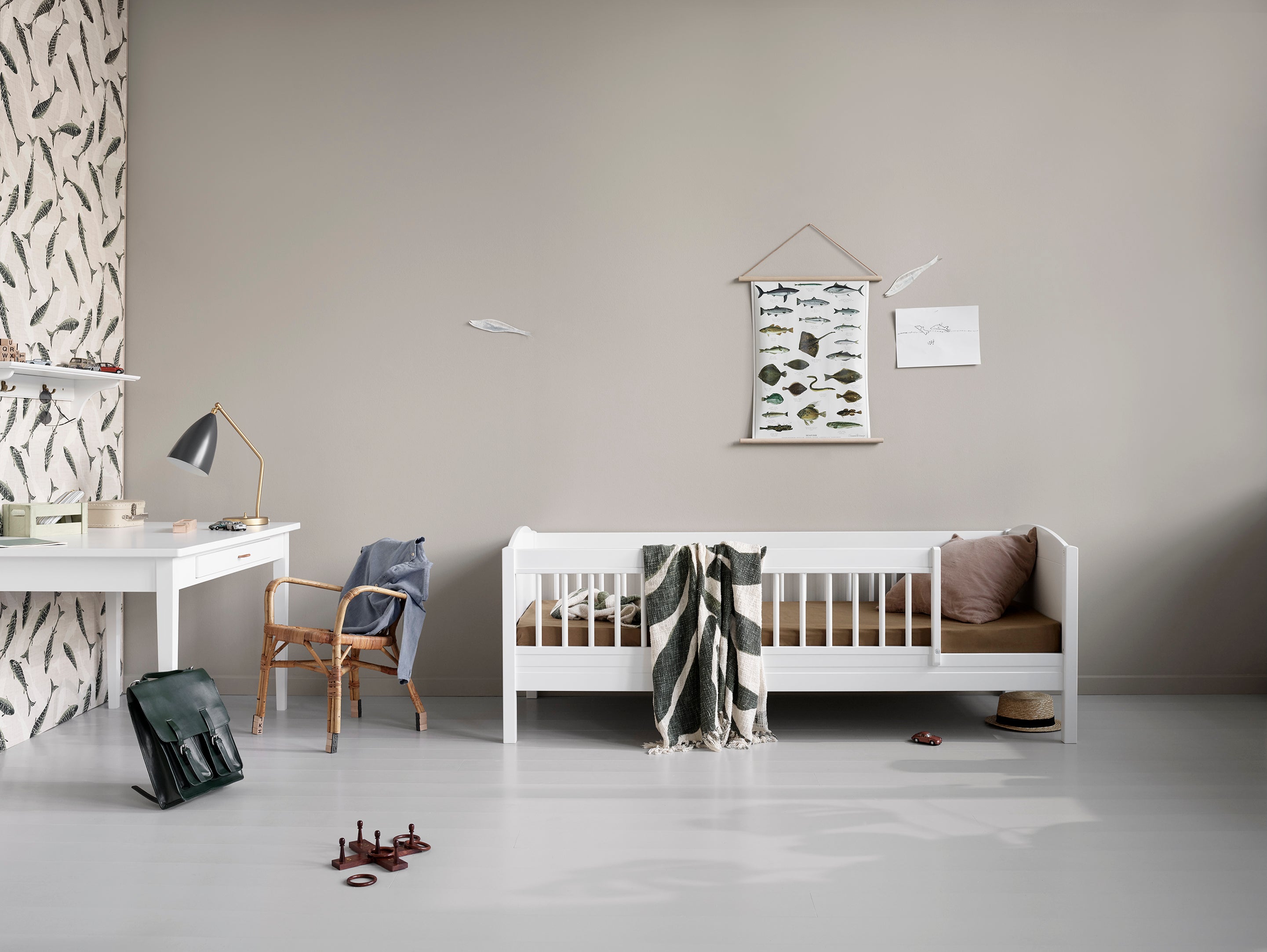 2020_original_021252_Seaside_Lille+_junior_bed_021015_Junior_table_leather_strap_1drawer_021511_Shelf_w_hooks.jpg__PID:ba098843-89ed-478f-a0eb-7d029757b8c3